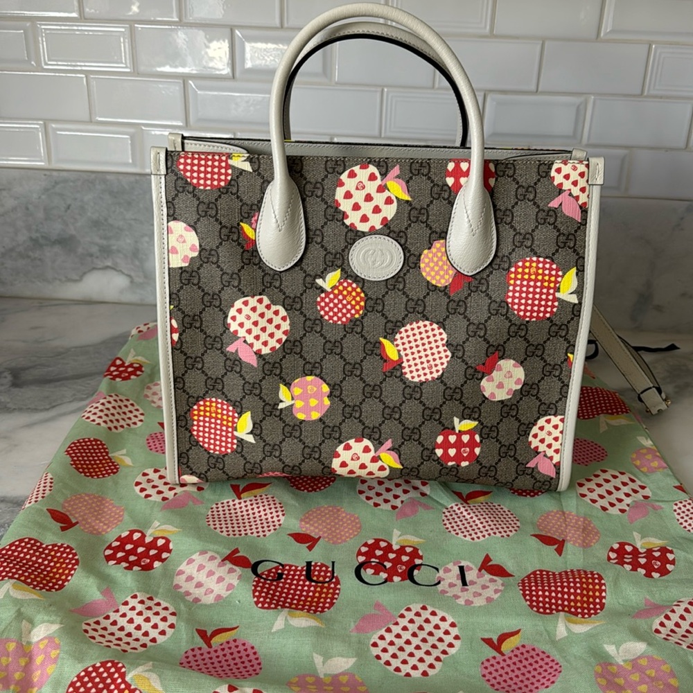 Gucci GG Supreme Le Pomme Apple Heart Tote limited edition